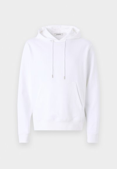 Felpa bianca con cappuccio, realizzata in tessuto morbido, presenta una tasca frontale, polsini elasticizzati e cordini con ferramenta argentata.