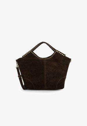 Donkerbruine suède handtas met gebogen bovenkant, goudkleurige studs langs de handvatranden en een afneembare schouderriem met gesp.