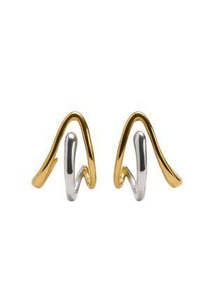 Kolczyki ze złotego i srebrnego metalu o falistym, rzeźbiarskim wzorze; gładkie, błyszczące wykończenie z otwartym, abstrakcyjnym kształtem.