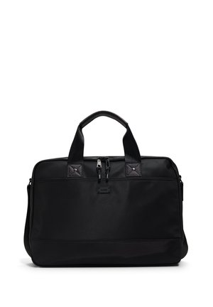 Sacoche d'ordinateur portable en tissu noir avec doubles poignées supérieures, deux tirettes de fermeture éclair et une écusson texturé avec logo. Forme carrée avec coins renforcés.