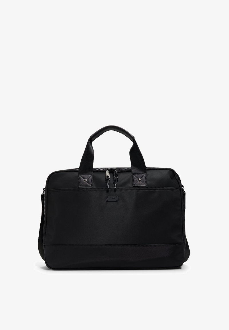 Svart tygdatorväska med dubbla handtag på toppen, två dragkedjor och en strukturerad lapp med logotyp. Fyrkantig form med förstärkta hörn.