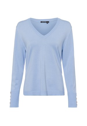Hellblaues V-Ausschnitt-Pullover mit langen Ärmeln, verfügt über Knopfakzente an den Bündchen, aus weichem Material, mit glatter Textur und körperbetontem Design.