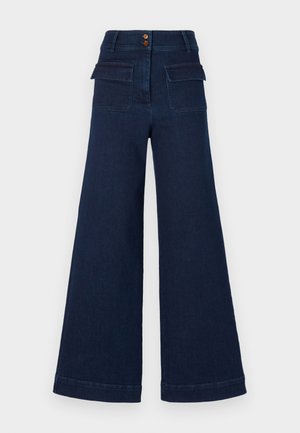Jean large bleu foncé en denim, comportant deux poches arrière, une taille haute et une fermeture à trois boutons à l'avant.