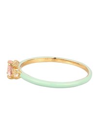 Guldbelagt ring med en mintgrøn bånd og en pink ædelstensmidte. Glat tekstur, elegant form og indviklede designdetaljer.