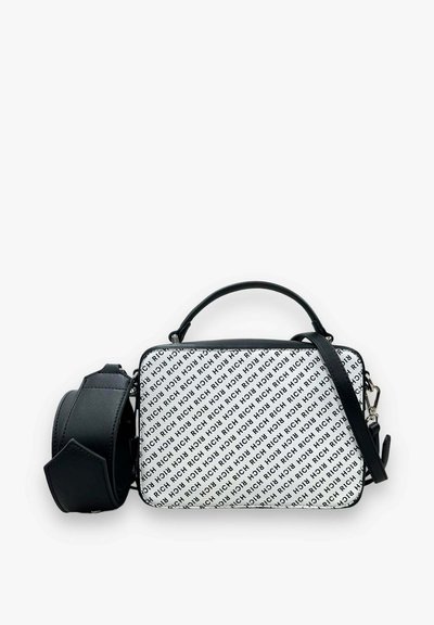 Borsa a mano con motivo bianco e nero, di forma rettangolare, dotata di manico superiore, tracolla regolabile e chiusura a zip. Dettagli in pelle testurizzata.