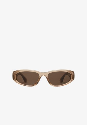 Barna árnyalatú napszemüveg, könnyű, áttetsző bézs műanyag kerettel. Aerodinamikus macska szemforma, enyhe oldali ívekkel és látható díszítések nélkül.