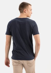 Navy blå kortærmet t-shirt lavet af blødt bomuld. Har en afslappet pasform og en klassisk rund hals med minimale stikninger.