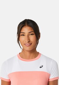 ASICS COURT SS  - T-shirt - bas - guava brilliant white