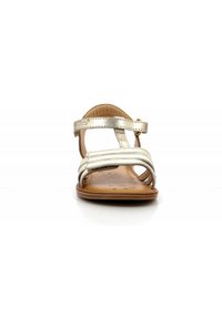 Gouden sandalen met een platte zool, open teen en een decoratieve, patroon voetbed. Twee verstelbare banden verbeteren de pasvorm en ondersteuning.