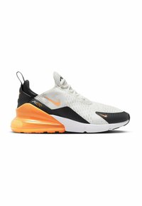 Tenisky Nike Air Max 270 v bílé, černé a oranžové barvě. Mají síťovaný svršek, polstrovanou patu a texturovaný povrch. Pozoruhodná detailní vzduchová jednotka.