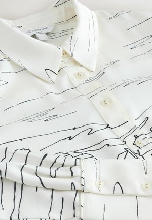 Fehér ing fekete, absztrakt vonalmintával, galléros kialakítással, gombos elülső résszel és sima textúrával. Klasszikus szabású, rövid ujjú.