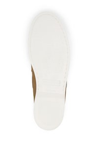 Braune Wildleder-Slipper mit einer weißen Gummisohle, die mit einem strukturierten Profilmuster und einem geprägten Logodetail an der Seite versehen ist.