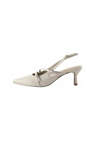 Kengät slingback, joissa on terävä kärki ja pehmeä beige nahka, ristikappaleita, nauhaaksentti ja 7 cm korkea korko ruskealla kärjellä.