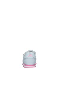 Scarpa sportiva bianca con dettagli rosa, caratterizzata da una tomaia morbida e testurizzata, chiusura con lacci, suola imbottita e marchio visibile sul tallone.