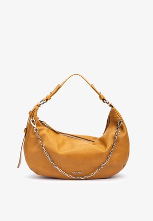 Bolso de cuero color canela con detalle de cadena plateada y cierre de cremallera, etiquetado con "Pikolinos" en el centro frontal.