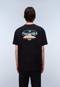 Sort bomulds T-shirt med et grafisk design af bjerge og teksten "Napapijri" i blå og orange på ryggen. Crew neck stil.