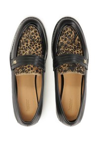Čierne poltopánky s leopardím vzorom na vrchu, s hladkým koženým pásom cez nárt a vycpanou svetlohnedou vnútornou stielkou. Zlaté akcenty.