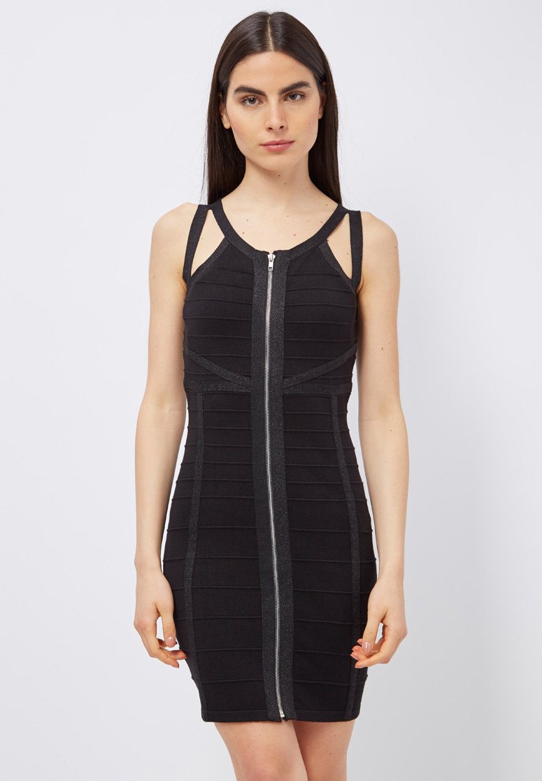 Vestido negro ajustado hecho de tela acanalada, con cremallera delantera, tirantes anchos y detalles de costura geométrica.