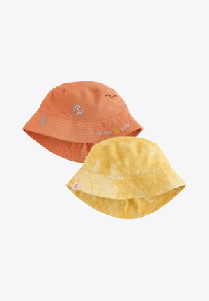 To bomuld bucket hatte, den ene orange med strandtema broderi og teksten "Beach Days", den anden gul med et subtilt tie-dye mønster.