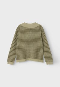 Sweter dzianinowy w oliwkowym zielonym kolorze z teksturowanymi, poziomymi paskami. Posiada okrągły dekolt oraz ściągacze przy rękawach i na hemie. Miękka tkanina.