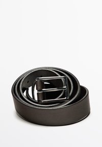 Ceinture en cuir noir, plate avec une finition lisse, dotée d'une boucle rectangulaire en argent et enroulée soigneusement.