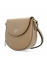 Beige Leder Umhängetasche mit runder Form, Klappenverschluss, silbernem Logo auf der Vorderseite und verstellbarem Tragegurt. Strukturiertes Äußeres mit minimalem Zubehör.