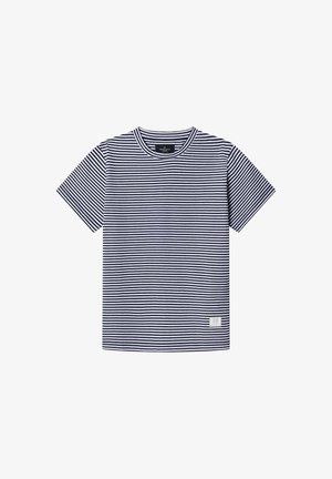 Camiseta de manga corta a rayas azul marino y blanca, cuello redondo, de algodón, con una pequeña etiqueta de logo en la parte inferior izquierda.