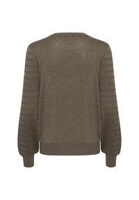 Brązowy sweter z gładką teksturą na korpusie i prążkowanymi, wzorzystymi rękawami. Okrągły dekolt, długie rękawy i luźny krój.
