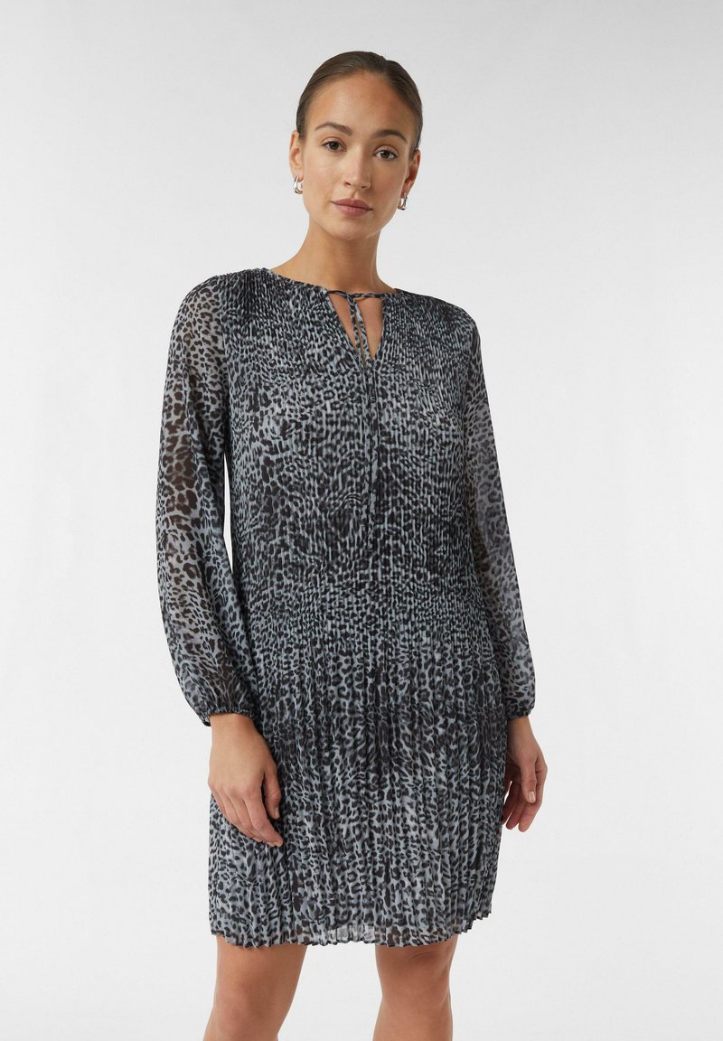 Grau gepunktetes Leopardenkleid mit einem plissierten Design, langen Ärmeln und einem Ausschnitt mit Schlitz. Leichter, fließender Stoff mit subtiler Textur.
