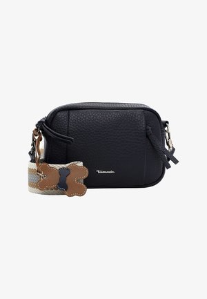 Czarna skórzana torba na ramię o fakturowanej powierzchni, z akcentem w kształcie misia w kolorze beżowym i granatowym na plecionym pasku. Widoczne srebrne okucia.