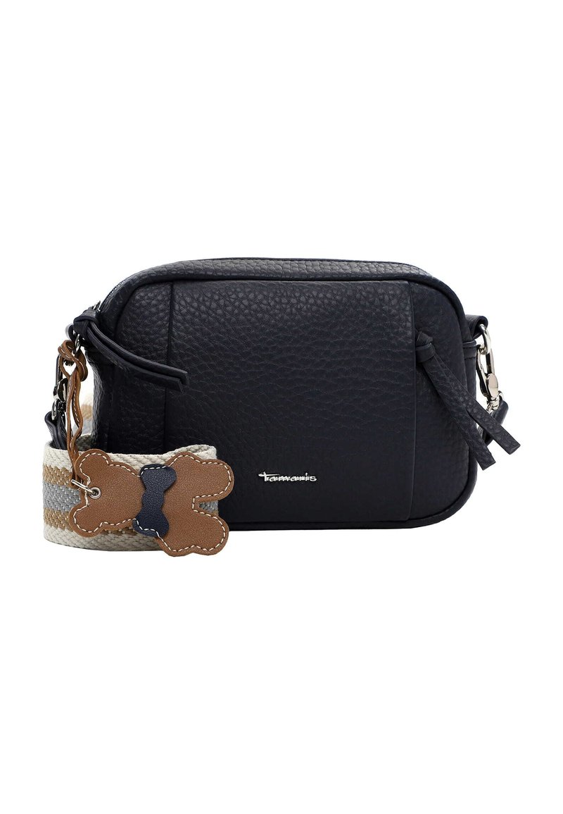 Czarna skórzana torba na ramię o fakturowanej powierzchni, z akcentem w kształcie misia w kolorze beżowym i granatowym na plecionym pasku. Widoczne srebrne okucia.
