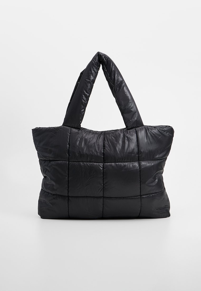 Schwarze Puffer-Tote-Tasche mit einem gesteppten Design, ausgestattet mit zwei gepolsterten Griffen und einer glatten, glänzenden Textur. Keine sichtbaren Beschläge oder Akzente.