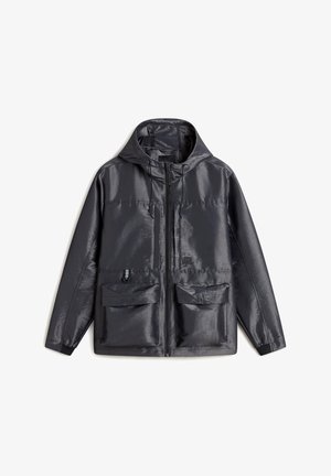 Schwarze, leichte Jacke mit Kapuze, ausgestattet mit einem Reißverschluss, zwei Fronttaschen und einem subtilen Glanz des Materials.