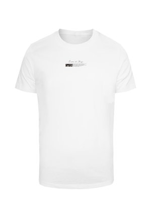 Weißes T-Shirt mit kurzen Ärmeln und kleinem schwarzem Text "Become the Change BUTTERFLY" zentriert in der Nähe des Kragens.