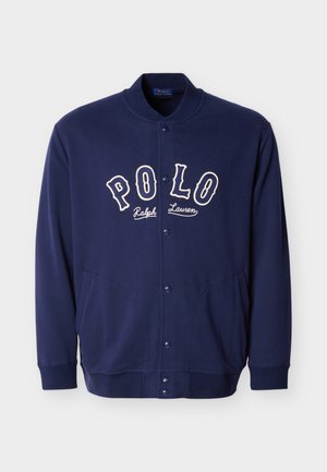 Tengerészkék, gombos kardigán fehér "POLO Ralph Lauren" felirattal a mellkason, hosszú ujjakkal, bordázott mandzsettákkal és oldalzsebekkel.