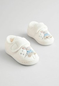 Chaussons en peluche blanc avec un motif de souris, présentant des accents et des embellissements bleus. Fermeture par auto-agrippant et doublure intérieure douce.