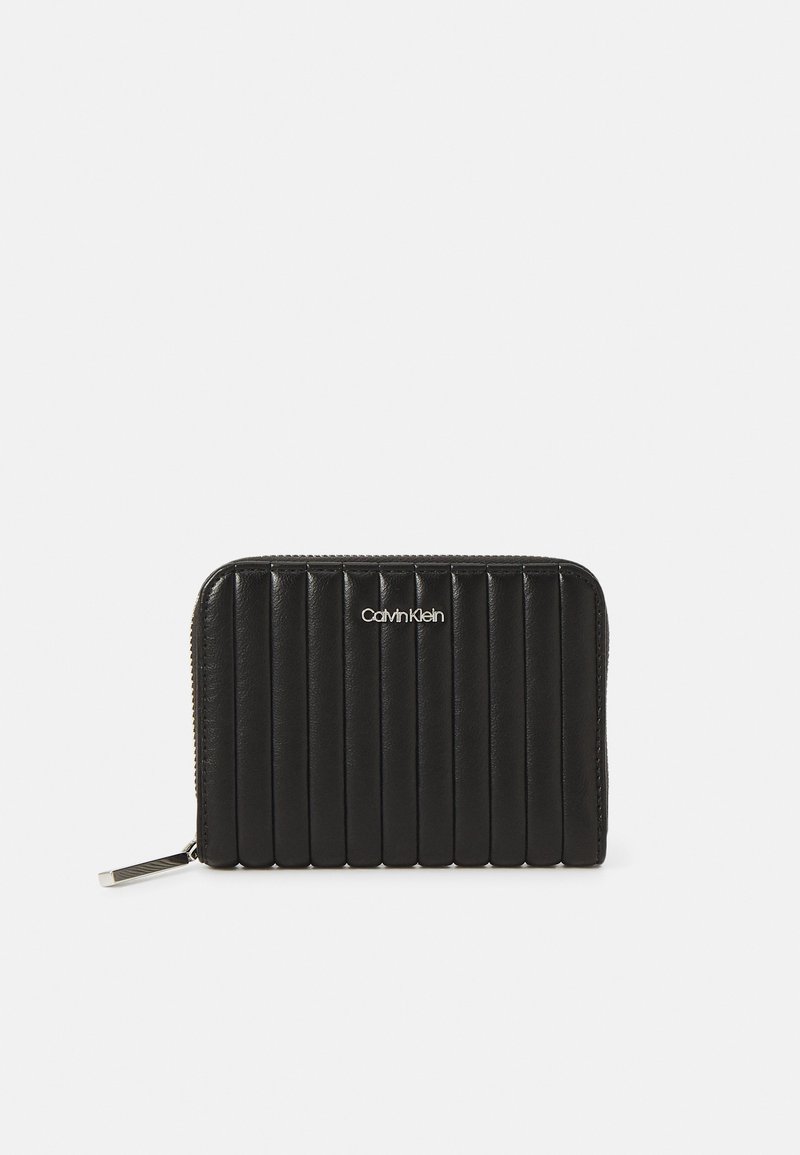 Portofel negru confecționat din piele texturată, cu un design vertical cu nervuri, având un fermoar metalic și un accent cu logo argintiu pe față.