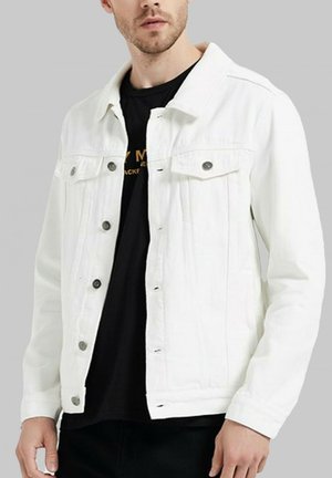 Veste en denim blanc avec un devant à boutons, deux poches poitrine et un design de col classique. Texture lisse avec une silhouette ajustée.