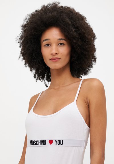 Abito bianco senza maniche con scollo rotondo e una cintura elastica nera e rossa a contrasto con il testo "MOSCHINO ♥ YOU."