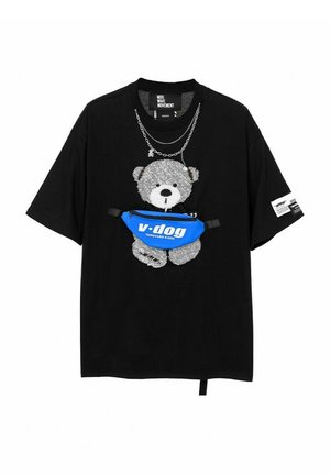 Camiseta de algodón negra con un gráfico de un oso, adornada con cadenas plateadas y una riñonera azul con logo en la cintura.