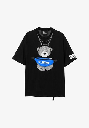 Camiseta de algodón negra con un gráfico de un oso, adornada con cadenas plateadas y una riñonera azul con logo en la cintura.