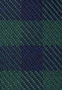 Tkanina tkana w ciemnozielonym i granatowym kolorze, z teksturowanym wzorem w diagonalne pasy, wykonana z mieszanki włókien, co tworzy głębię i wizualne zainteresowanie.