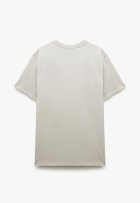 Camiseta de manga corta gris claro, con cuello redondo, textura suave, de diseño minimalista y sin gráficos, que presenta un dobladillo limpio y detalles de costura.