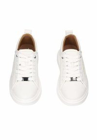 Des baskets en cuir blanc avec des lacets plats, un bout rond et des accents métalliques. Elles disposent d'une semelle antidérapante et d'un branding subtil sur le côté.