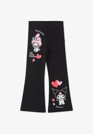Leggings neri a campana con grafiche di My Melody e Kuromi, cuori rosa e rossi, e testo che recita "Questa è vera amicizia." Materiale morbido.