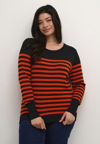 Zwarte en oranje gestreepte trui met lange mouwen en een ronde halslijn. Kenmerkt zich door ribbelmanchetten en een ribbelzoom, gemaakt van een zacht breimateriaal.