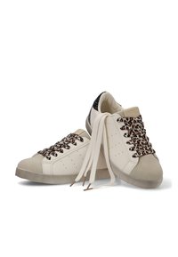 Zapatillas blancas con cordones de estampado de leopardo, detalles de ante y una suela texturizada de color claro. Presentan cuero suave y detalles perforados.