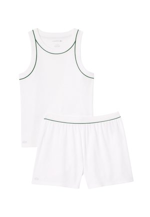 Conjunto de top sin mangas y pantalones cortos, hecho de tela acanalada. Presenta un ribete verde en el escote y la cinturilla. Logo de Lacoste en ambas prendas.