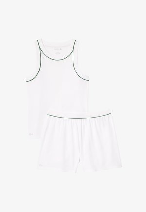 Weißes Tanktop und Shorts-Set, aus geripptem Material gefertigt. Mit grünem Zierband am Halsausschnitt und Bund. Lacoste-Logo auf beiden Teilen.