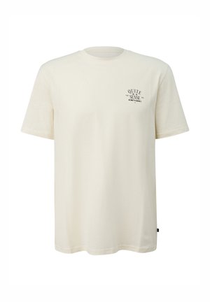 Off-white T-shirt met korte mouwen en een klein zwart tekstontwerp op de linkerborst met de tekst "Quite Sense" en andere kleinere tekstdetails.